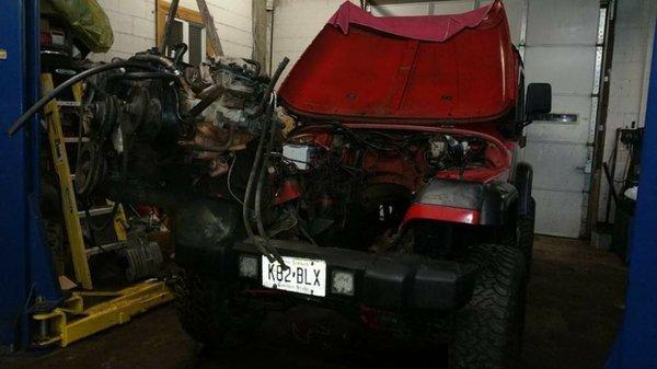 1990 yj engine being removed for a 5.0 swap