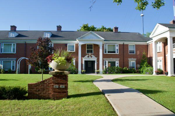 Colonial Court Apartments