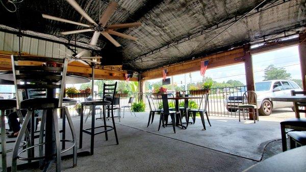 Patio dining area at FLINT GRILL in Woodbury, Georgia.