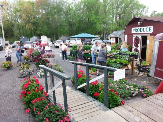 Summer Wind Farms Farm Market at the Dutch Wagon Amish farmers Market in Medford, NJ.