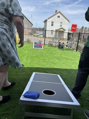 Moar cornhole!