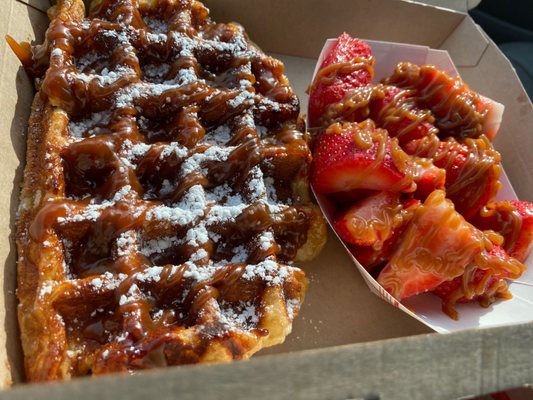 Dulce de leche waffles with strawberries. It has the dulce sauce drizzle but unfortunately they're out of the dulce crumbles