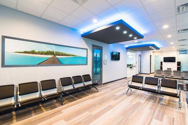 Spacious waiting area at Dallas dentist Fresca Dental