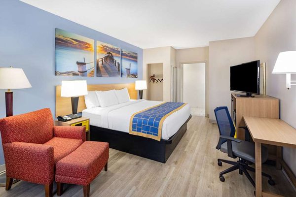 Days Inn & Suites By Wyndham Savannah Midtown