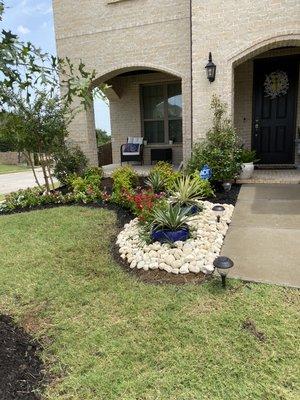 Here we install the pebbles, mulch and the plants