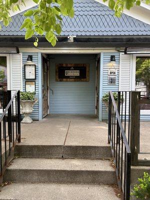 Front porch of Uncommon Grounds