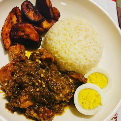 Ayamase with Boiled Rice 
(Spicy Green Stew)