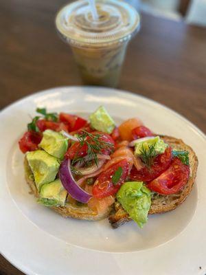 Smoked salmon & avocado tartine!