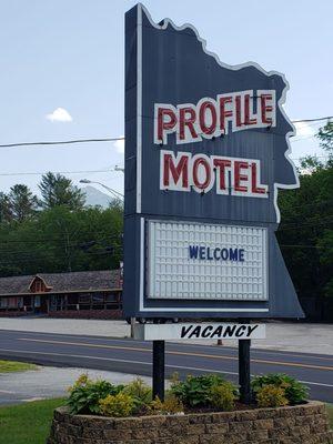 don't miss this super motel with rooms or cabins or even a 5 bedroom house