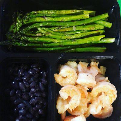 Garlic shrimp with asparagus and black beans