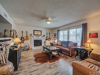 Living Room Realty Photo