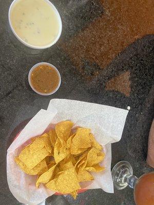 Queso, salsa and chips