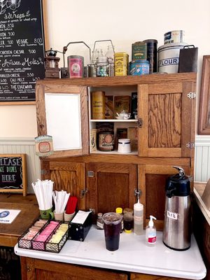 Drink station with sweeteners, milk and more