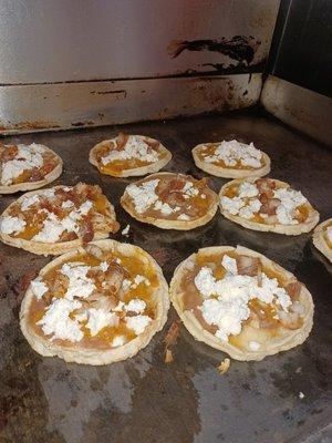 Sopes de chicharron!! Bien ricos