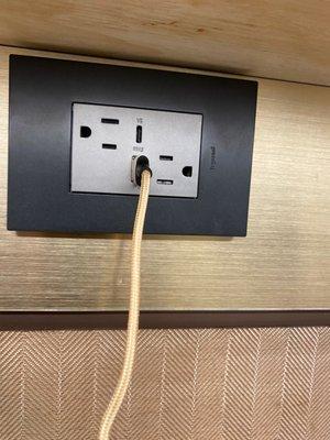 AC Hotel (CWE):phone charger