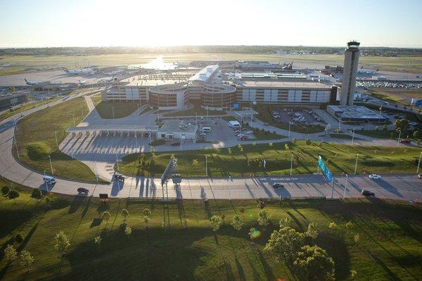 MKE Airport Parking Garage - Daily and Hourly parking 24/7