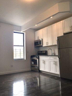 2-Bedroom apartment in the Grand Concourse area of the Bronx, and just $1800! Avail. as of 4/22/17. More pics -http://bit.ly/2pCWOwk