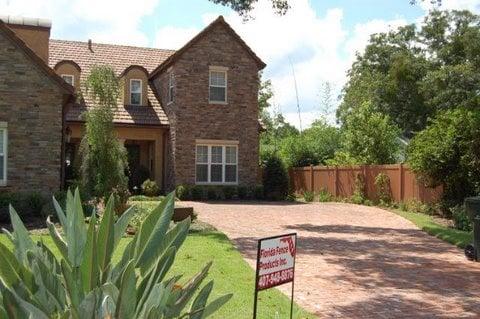 Wood grain PVC fence, last a lifetime