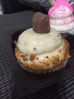 Candy crunch bar cupcake