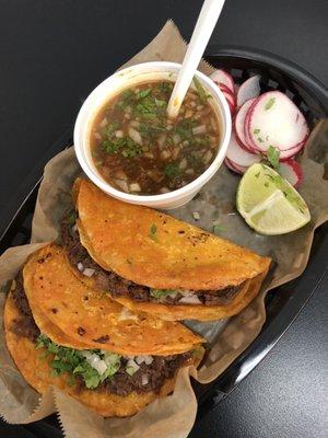 Tacos de birria y consomé