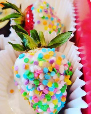 Fun & festive dipped strawberries (Mini Bday Package)