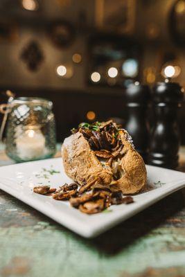 Baked potato with sauteed mushrooms