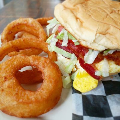 My favorite onion rings in town, get the dipping sauce!!!