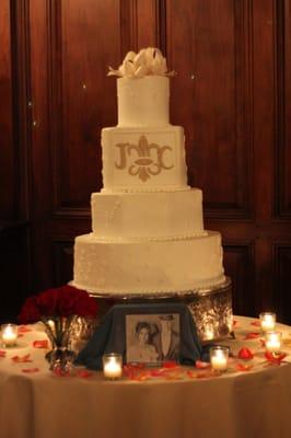 our disappointing and sad wedding cake with the ugliest monogram :(