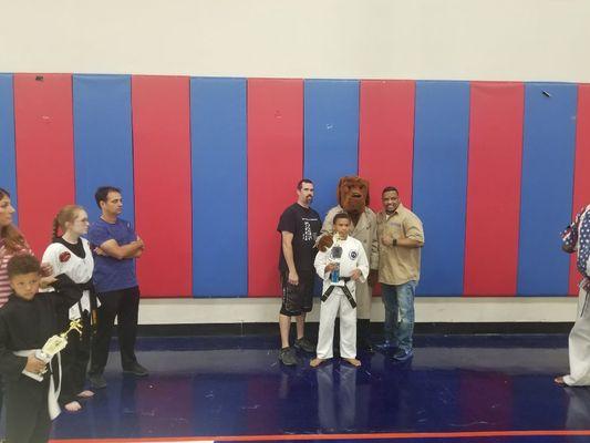 Geovannie Wright showing off his trophy with Master Scorpion at the Battle of Memphis