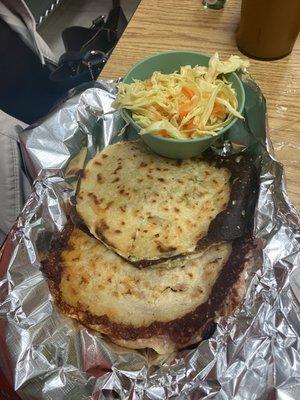 Pupusa mixa and pupusa de jalapeño y queso