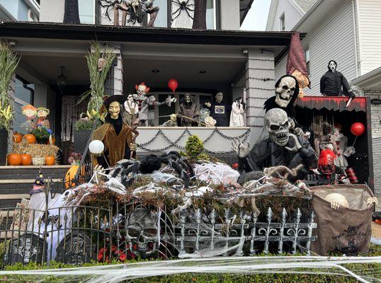 SCARY FRONT YARD DISPLAY