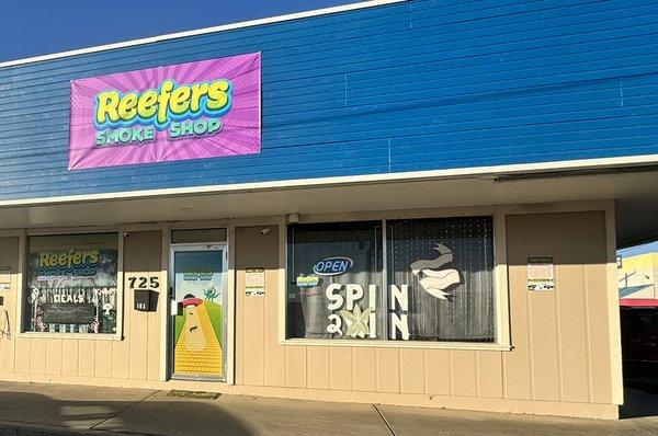 Front of Reefers Smoke Shop & CBD Store