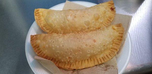 Empanadas : carne, pizza , pollo, camarones, mofongo con camarones