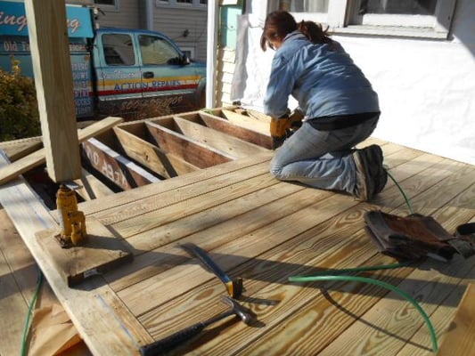 Carpenter Susannah installing decking