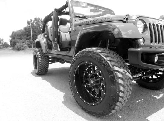 6.5" BDS Long Arm
 22x12 RBP Wheels
 38" Nitto Trails